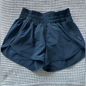 Lululemon tracker shorts size 4 - Navy